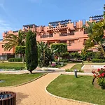 Beautiful 2-Bedroom Frontline Beach Apartment