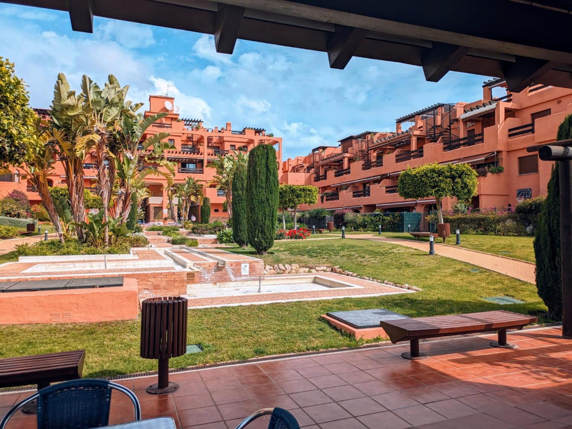 Beautiful 2-bedroom Frontline Apartamento Estepona